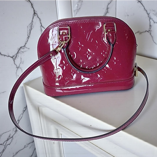 Louis Vuitton Alma BB – Monogram Vernis in strahlendem Fuchsia